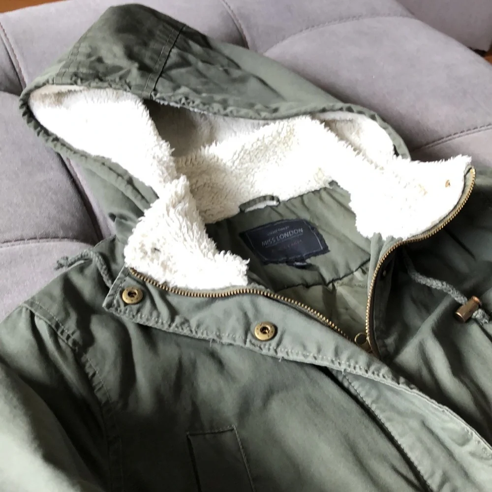 GREAT CONDITION WOMENS COAT - Picture 2 of 9